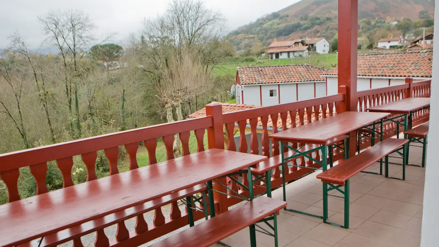 gite-de-groupe-terrasse-tables1