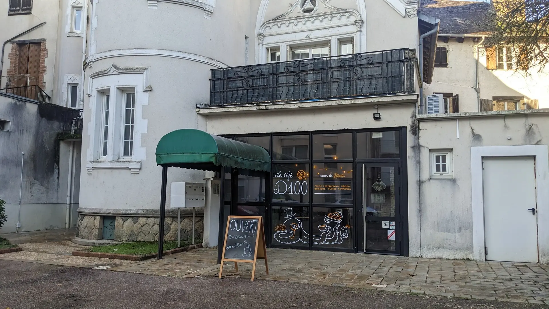 le café D100 extérieur