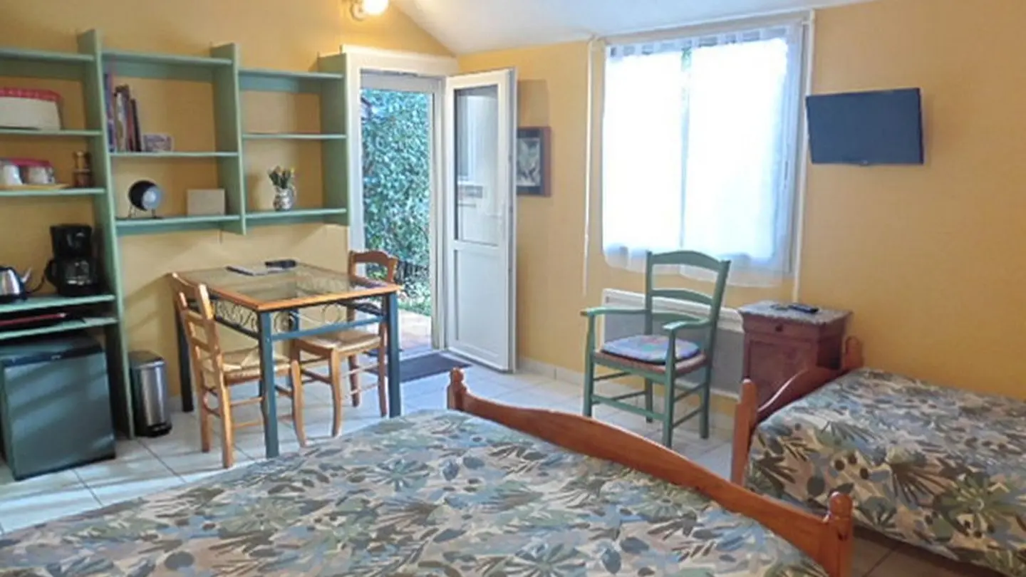 chambre d'hôtes fleurs - Laroin - la chambre