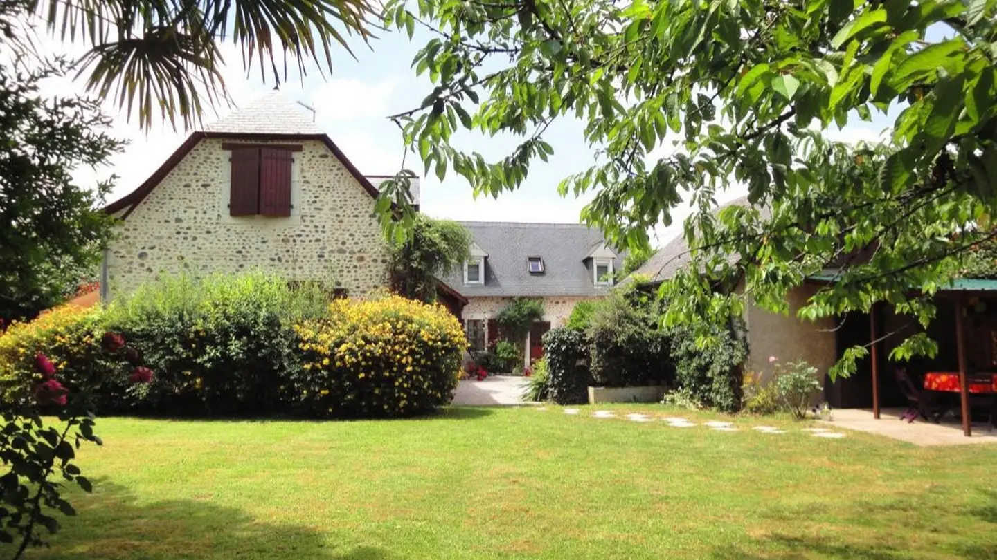 chambre d'hôtes fleurs - Laroin - la maison