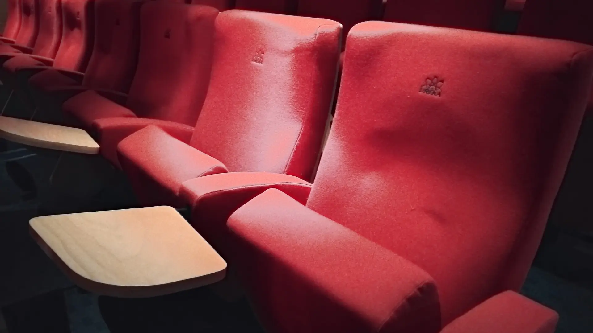 Auditorium possède des sièges comfortables avec des tablettes pour écrire