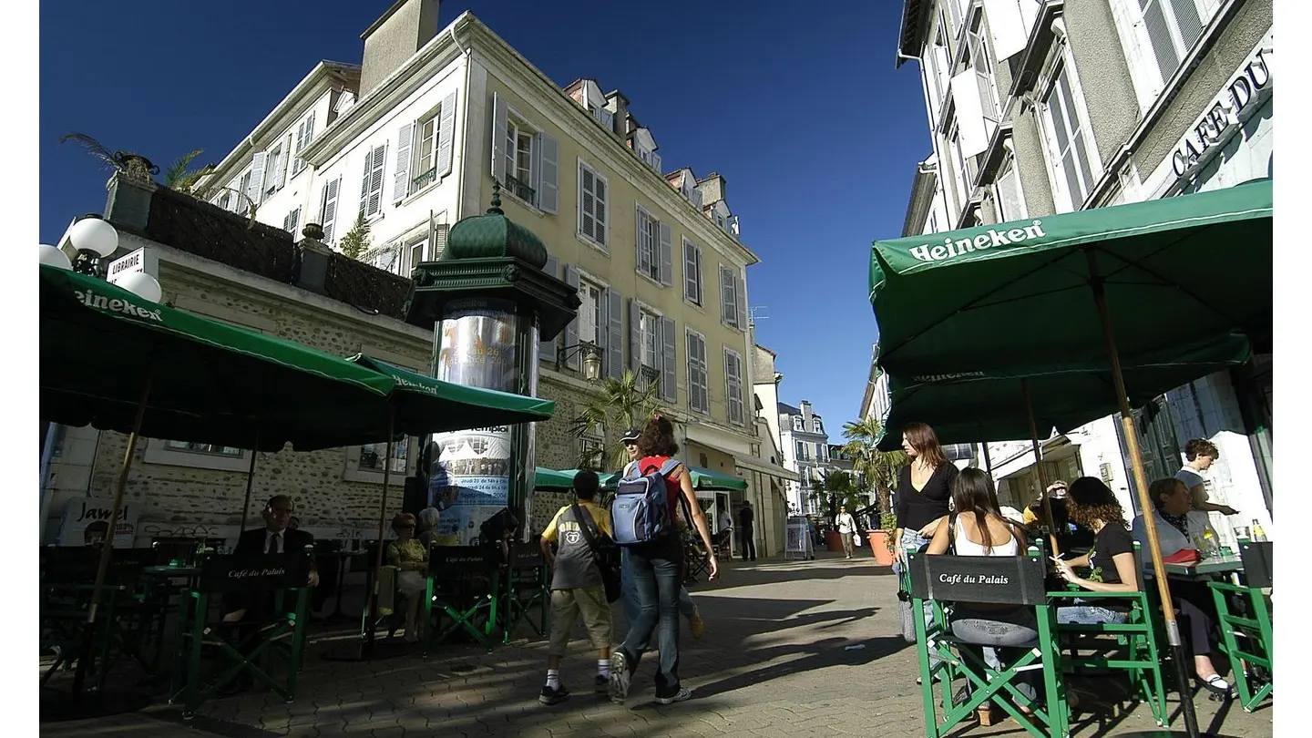 Place de la Libération - Café du Palais - Pau