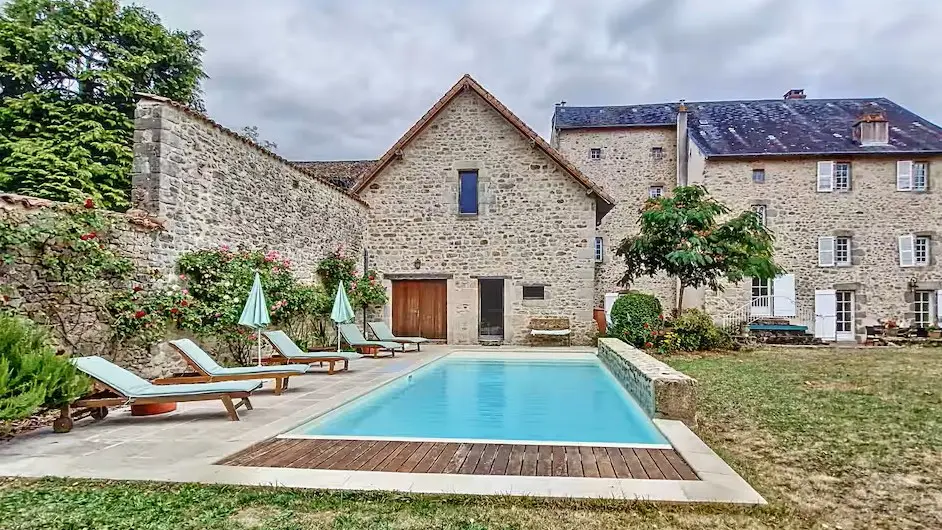 Vue exterieure et piscine