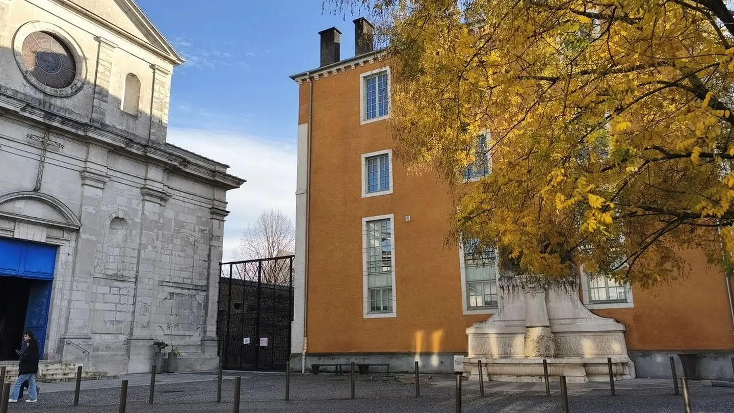 Place Saint Louis de Gonzague - Pau - l'église