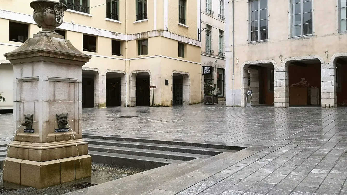 Place Reine Marguerite - Pau - côté arcades