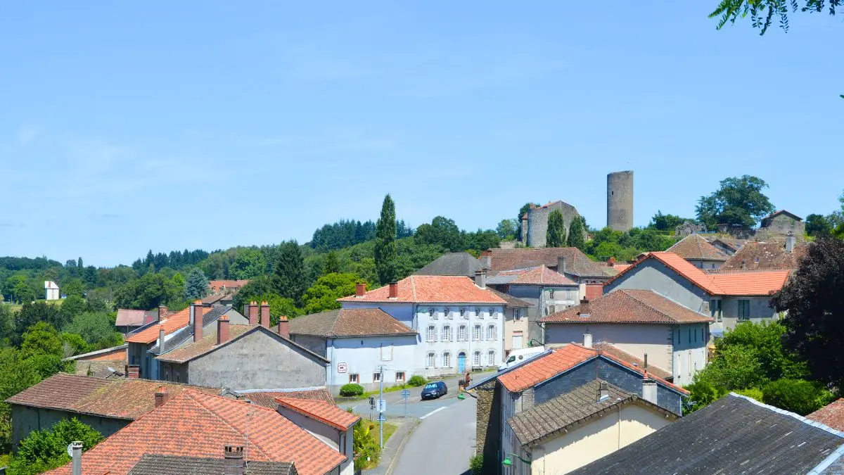 Vue sur Châlus-Chabrol