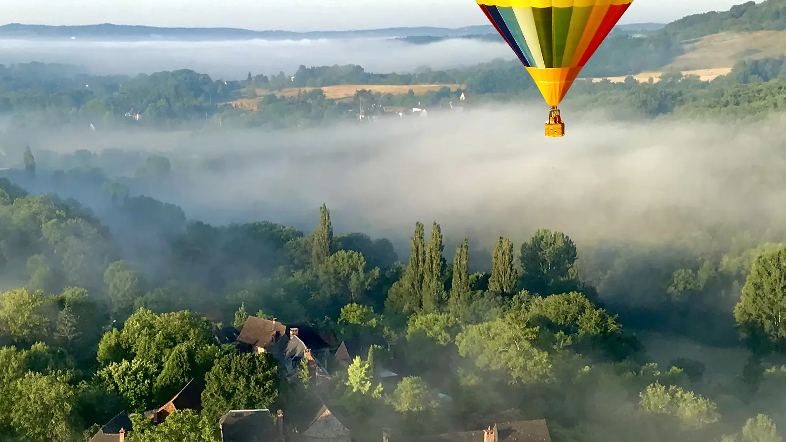 sSurvole de la compagne corrèzienne en montgolfière