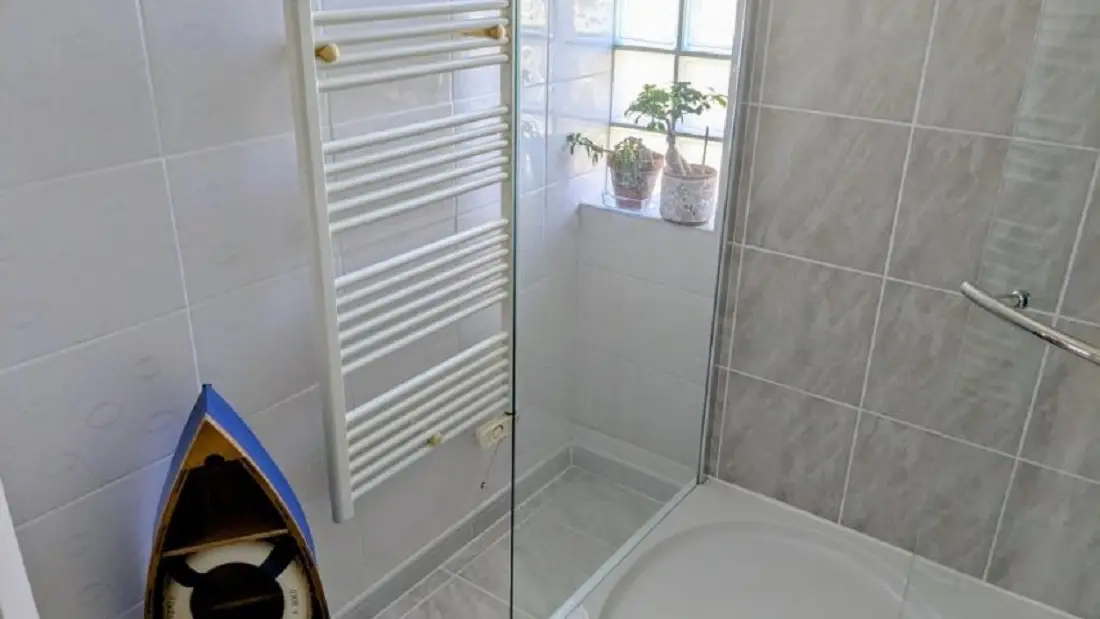 salle d'eau et sèche serviette