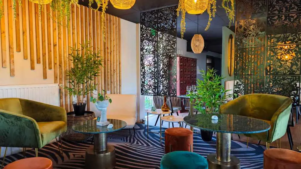 salle-du-restaurant-ussel-cote-lac (8)