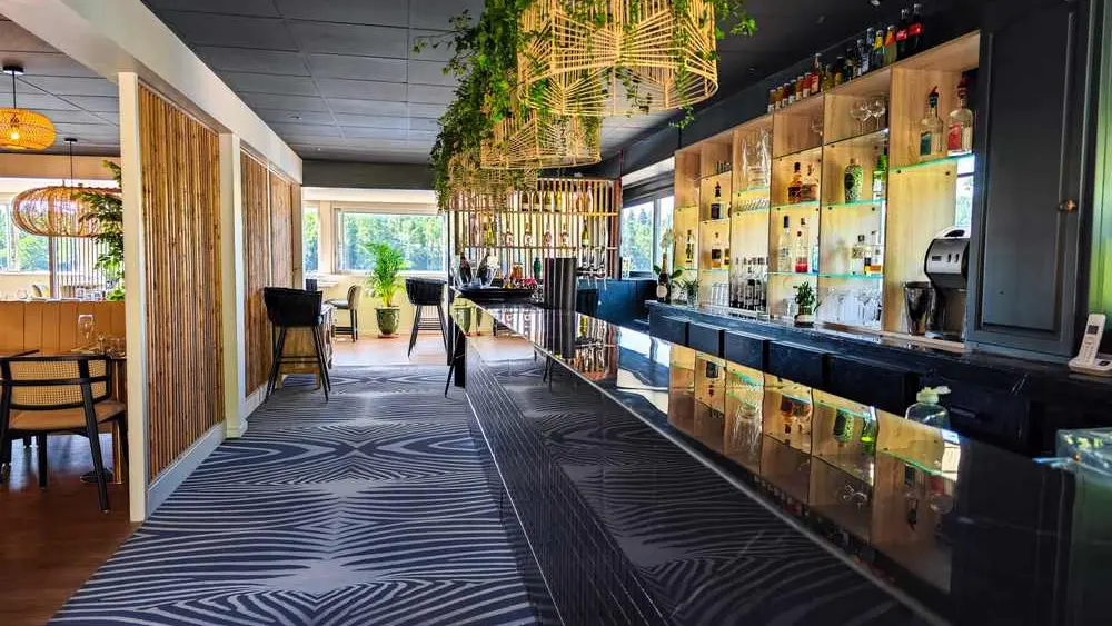 salle-du-restaurant-ussel-cote-lac (1)_0