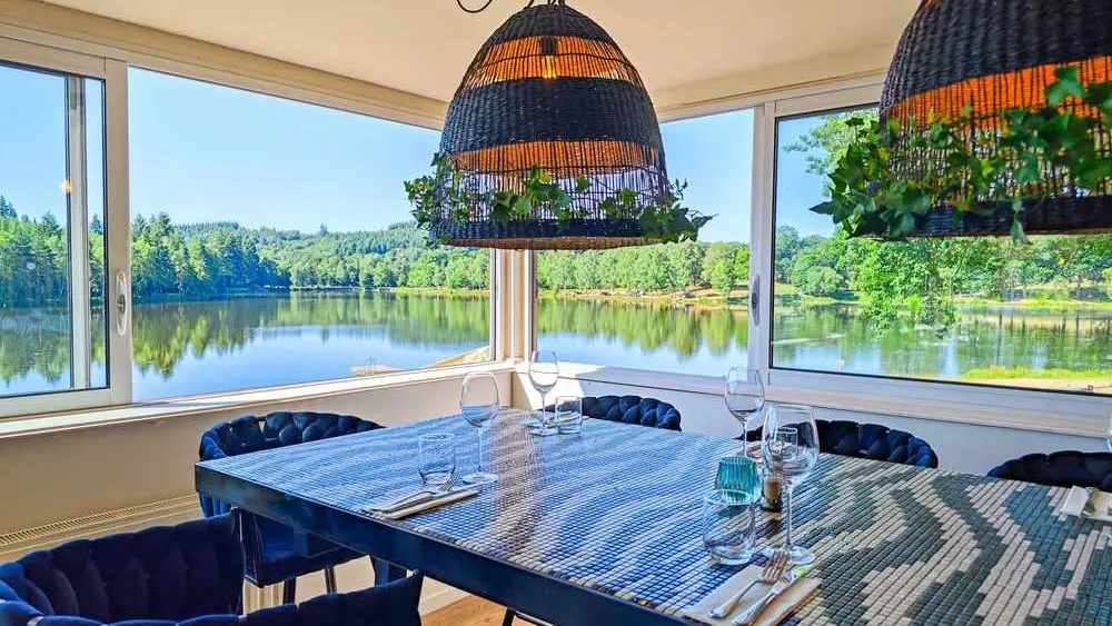 salle-du-restaurant-ussel-cote-lac (2)