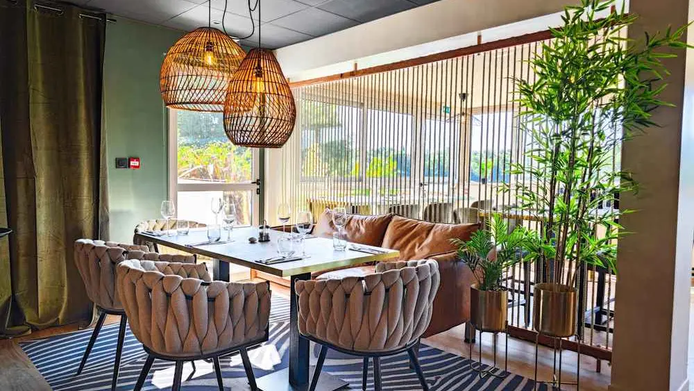 salle-du-restaurant-ussel-cote-lac (3)