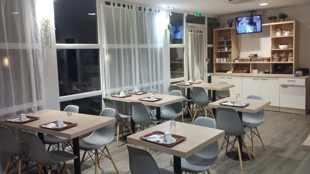 salle petit déjeuner hotel montaigne