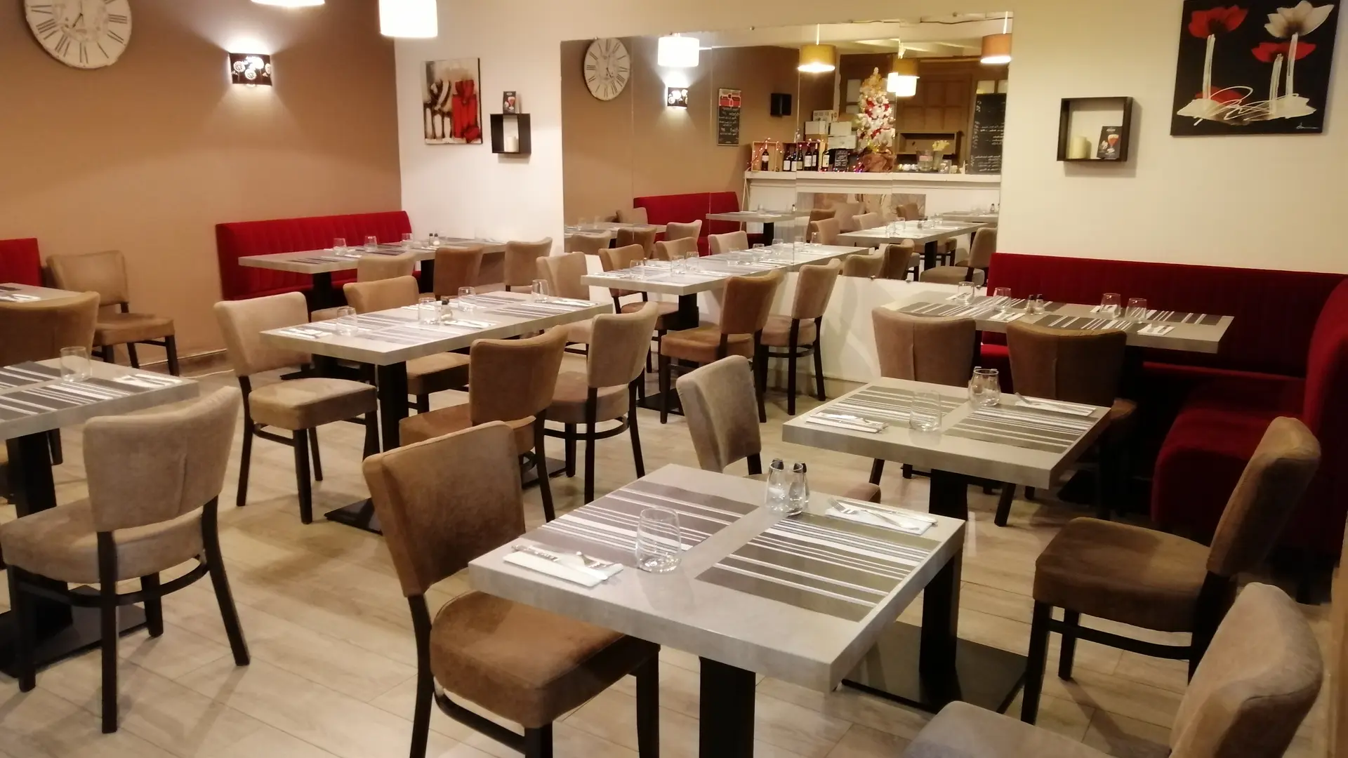 salle resto -horloge