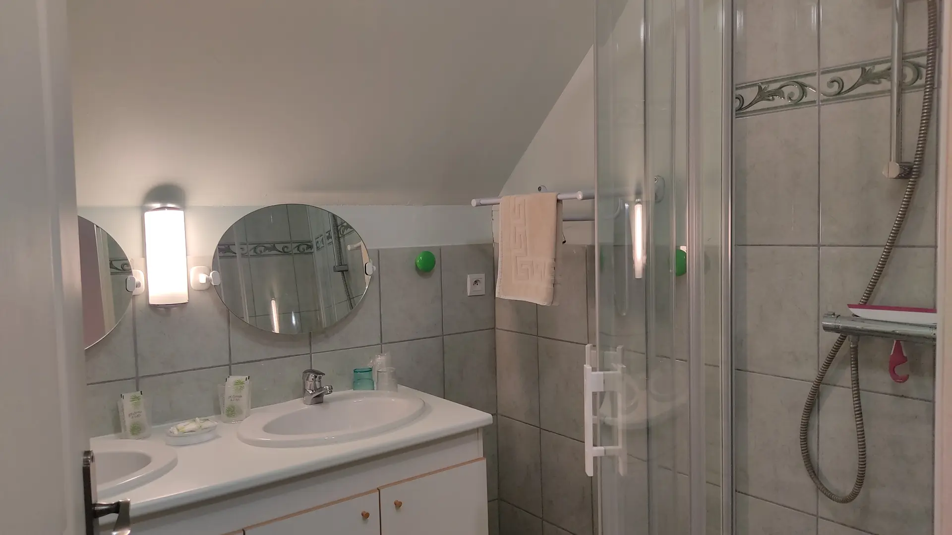 Gîte Mastroquet - Salle d'eau - douche et double vasque