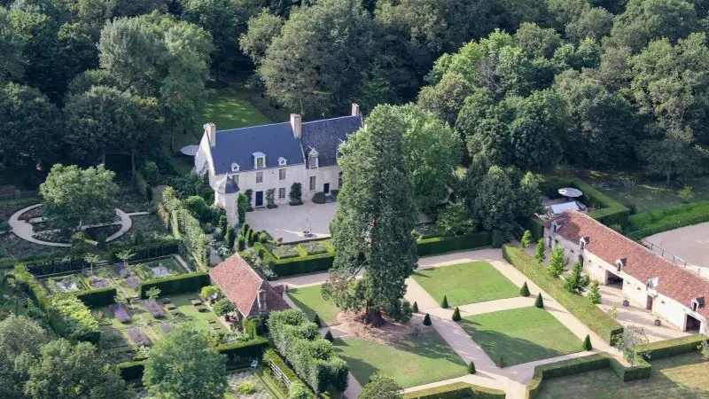 Vue aérienne sur le manoir du Domaine de Poulaines et ses jardins