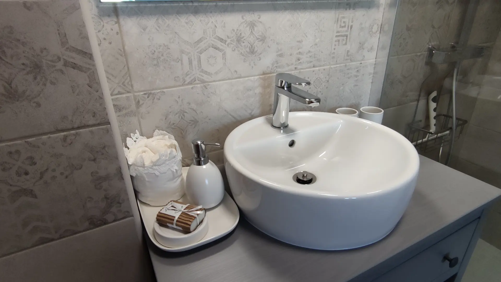 Salle de bain dans les tons de blanc et gris