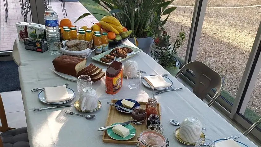 Nos petits-déjeuners gourmands faits maison servis dans la véranda