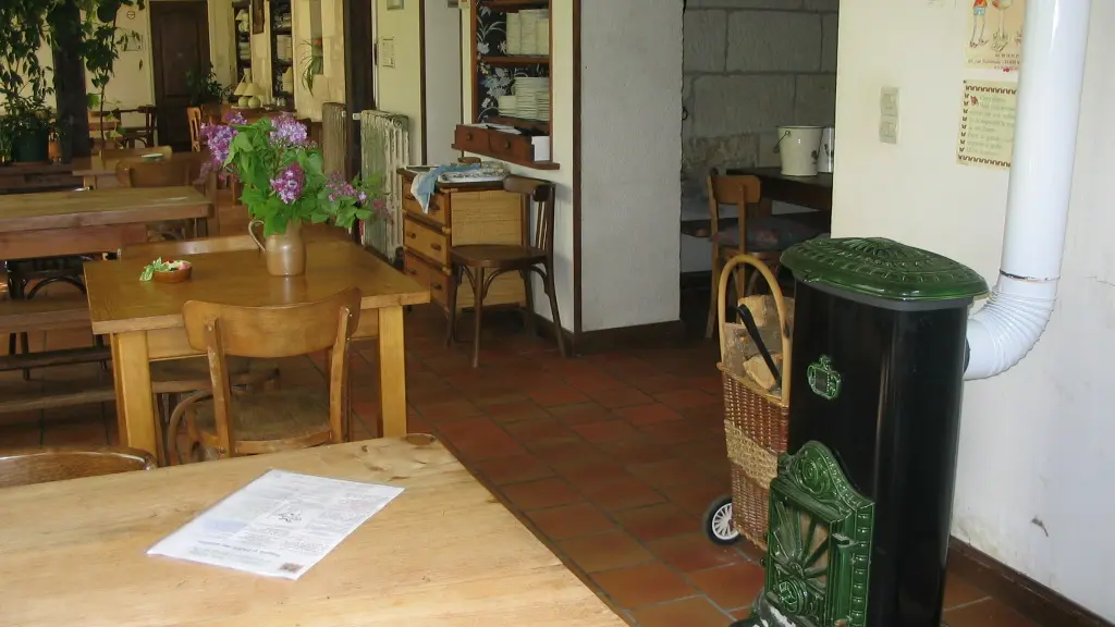 Salle de restauration avec poêle à Bois - Ferme auberge de la Lionnière