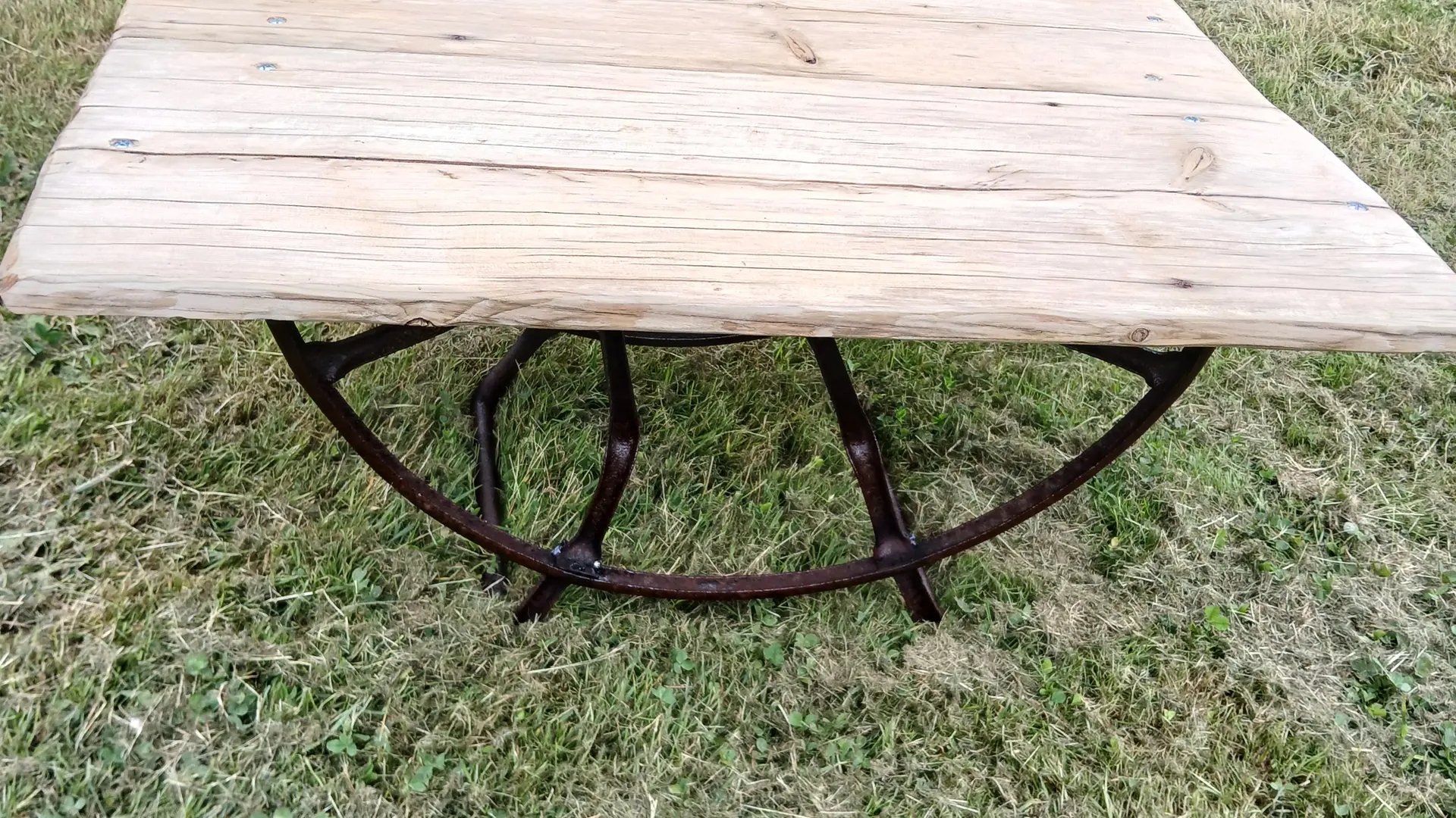 Table basse en métal et bois, dimension L 58cm l 79cm H39cm