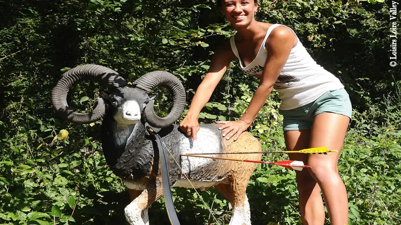 tir-a-l-arc-mouflon-fille-loisirs-loire-valley