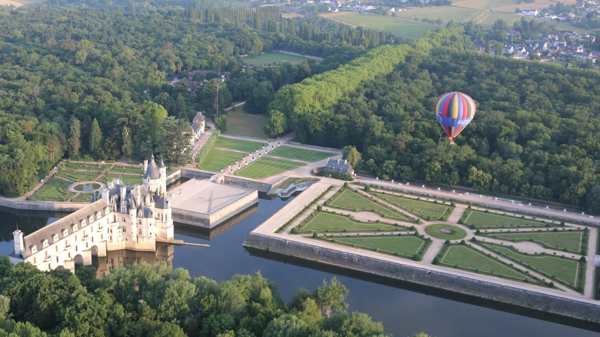 Vol-en-montgolfiere-France-Montgolfiere