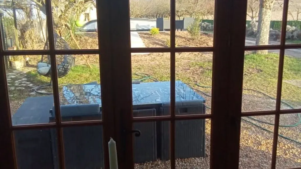 vue sur la piscine gîte de Poulas