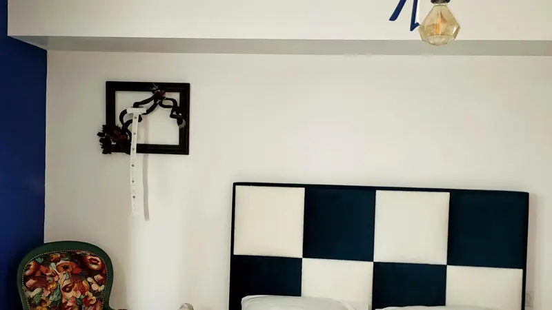 CHAMBRE BLEUE FAUTEUIL ET OISEAU