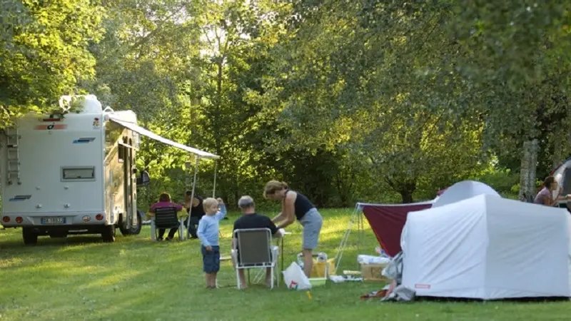 Campin_river_camp
