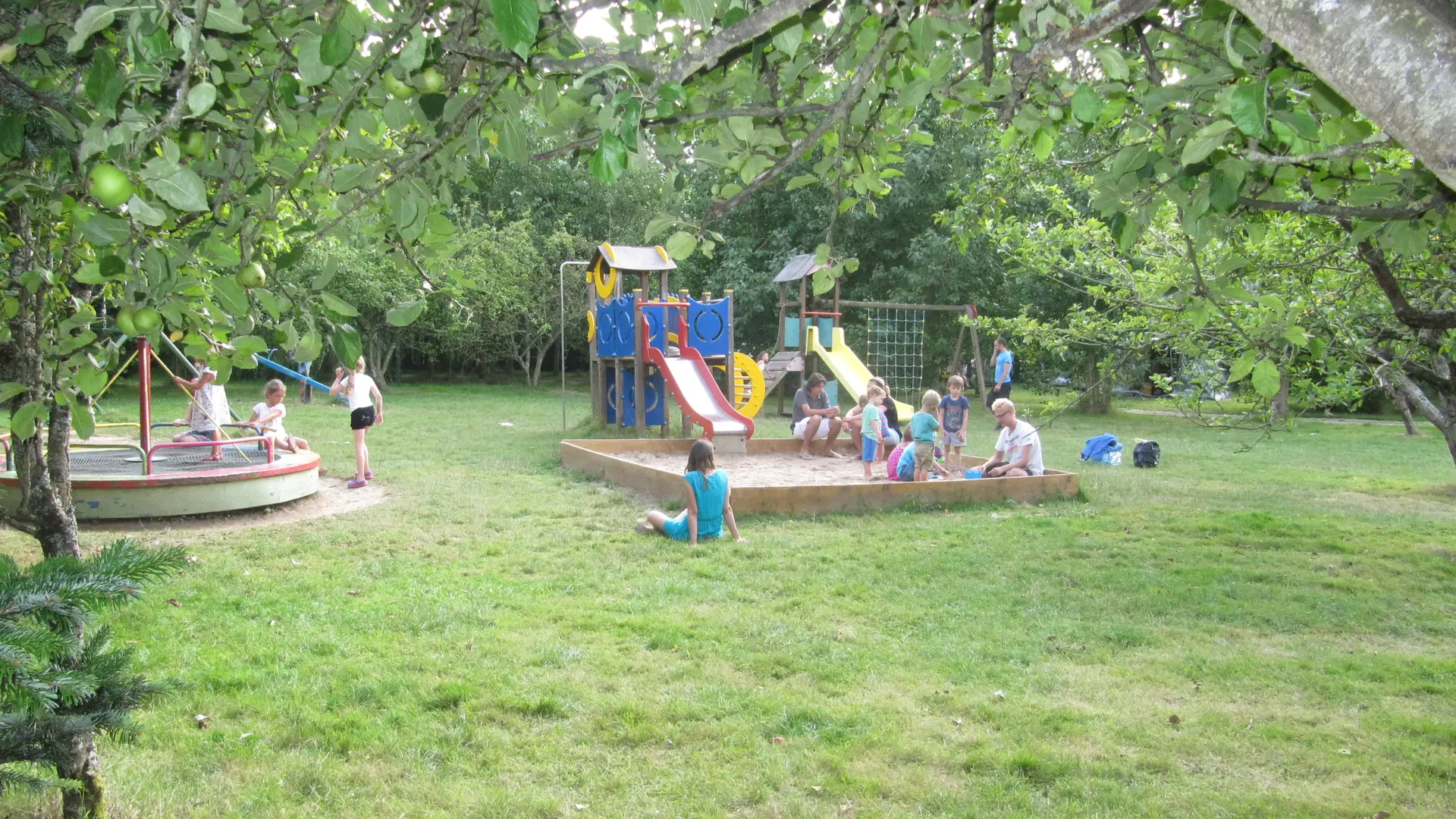 Camping nature ferme pédagogique de prunay Val de Loire jardin d'enfants