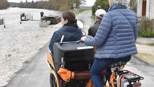 Balade à vélo accessible à Bléré le long du Cher avec le vélo adapté Chat