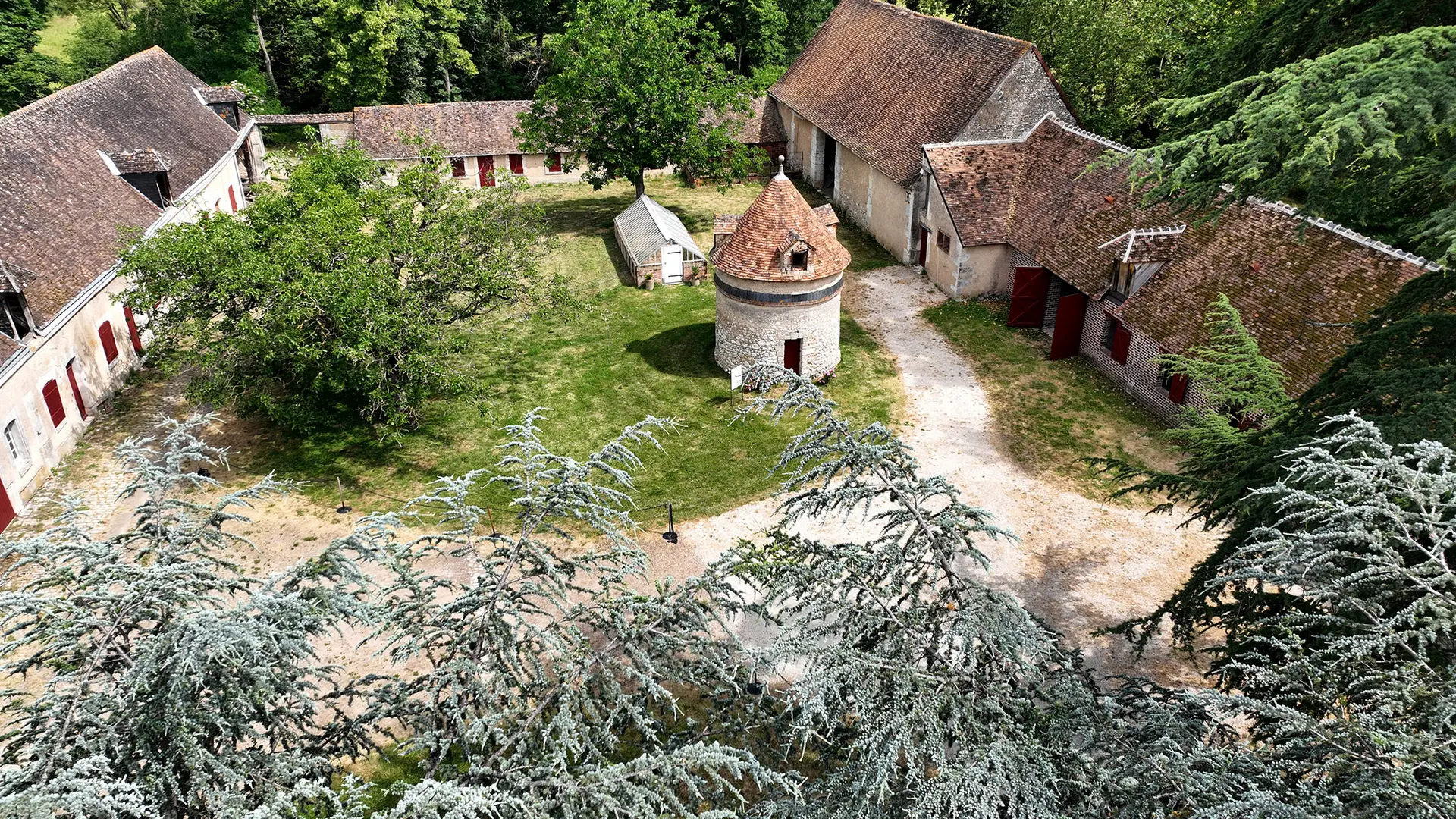 Château de Meslay - vue aérienne des communs