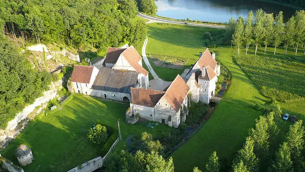 Château-Monastère de la Corroirie