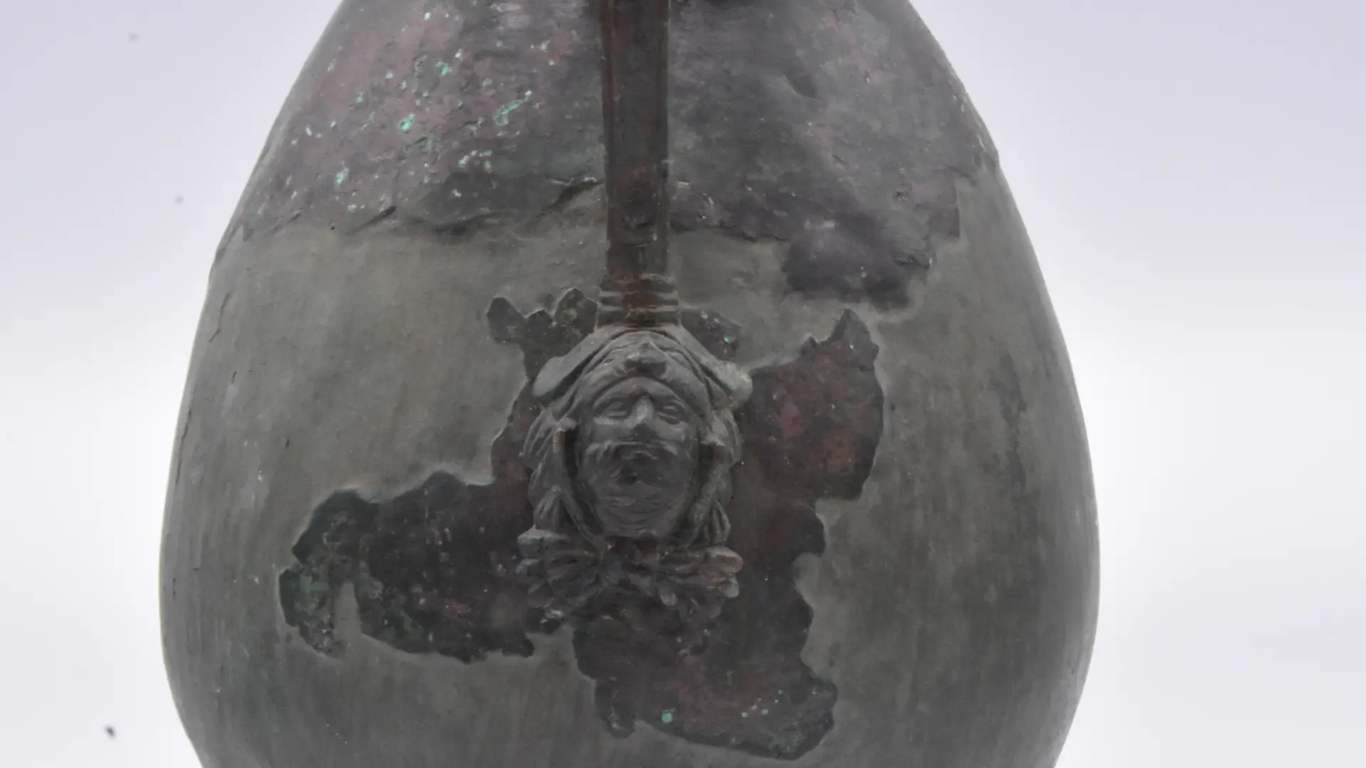 Vase en bronze à décor d'Hercule