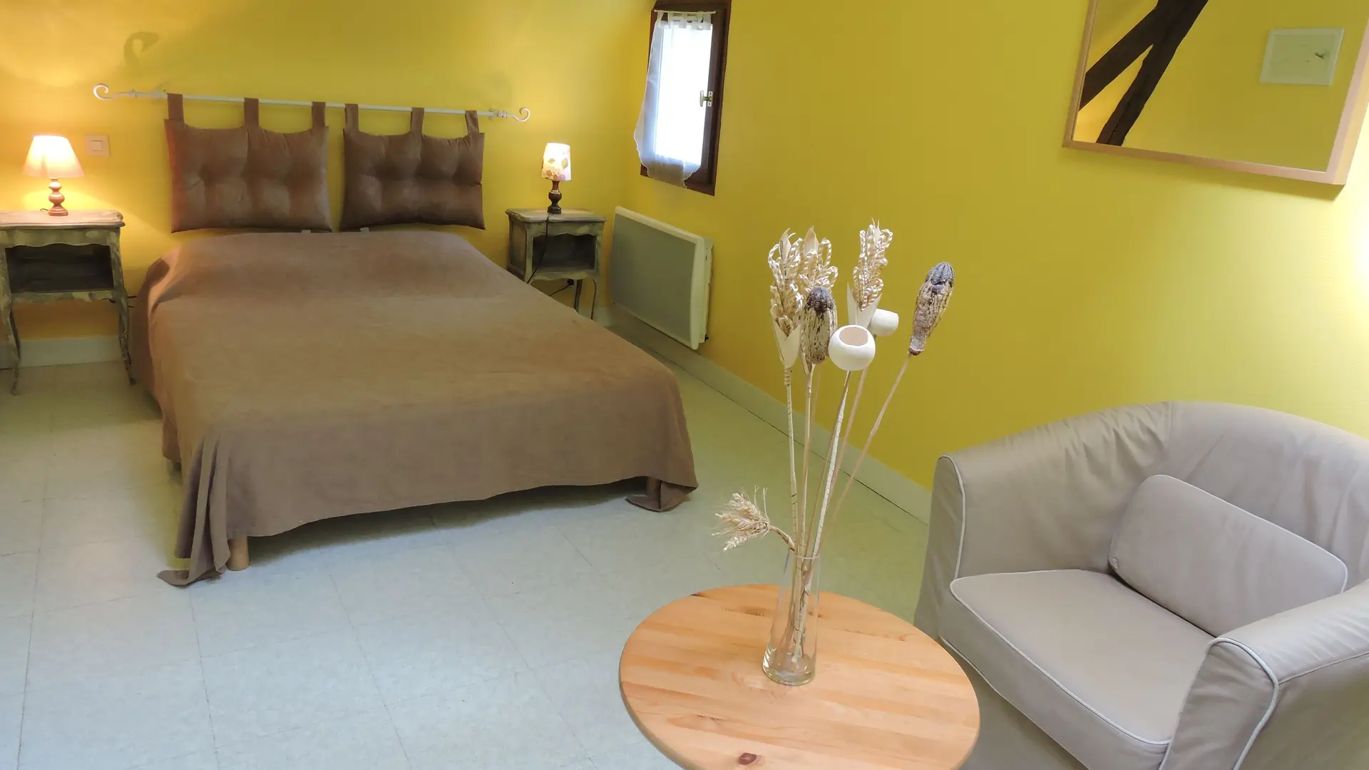 Chambre avec lit double