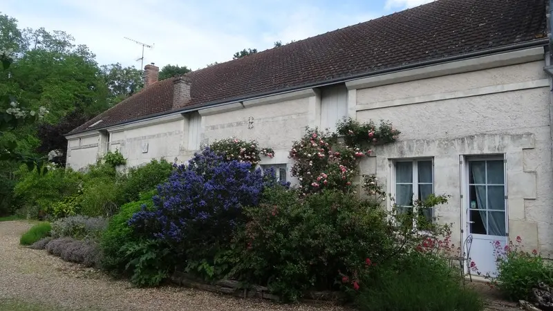 Devant-la-maison-d'hôtes-l'Atelier-du-Coudray-à-Villiers-sur-Loir