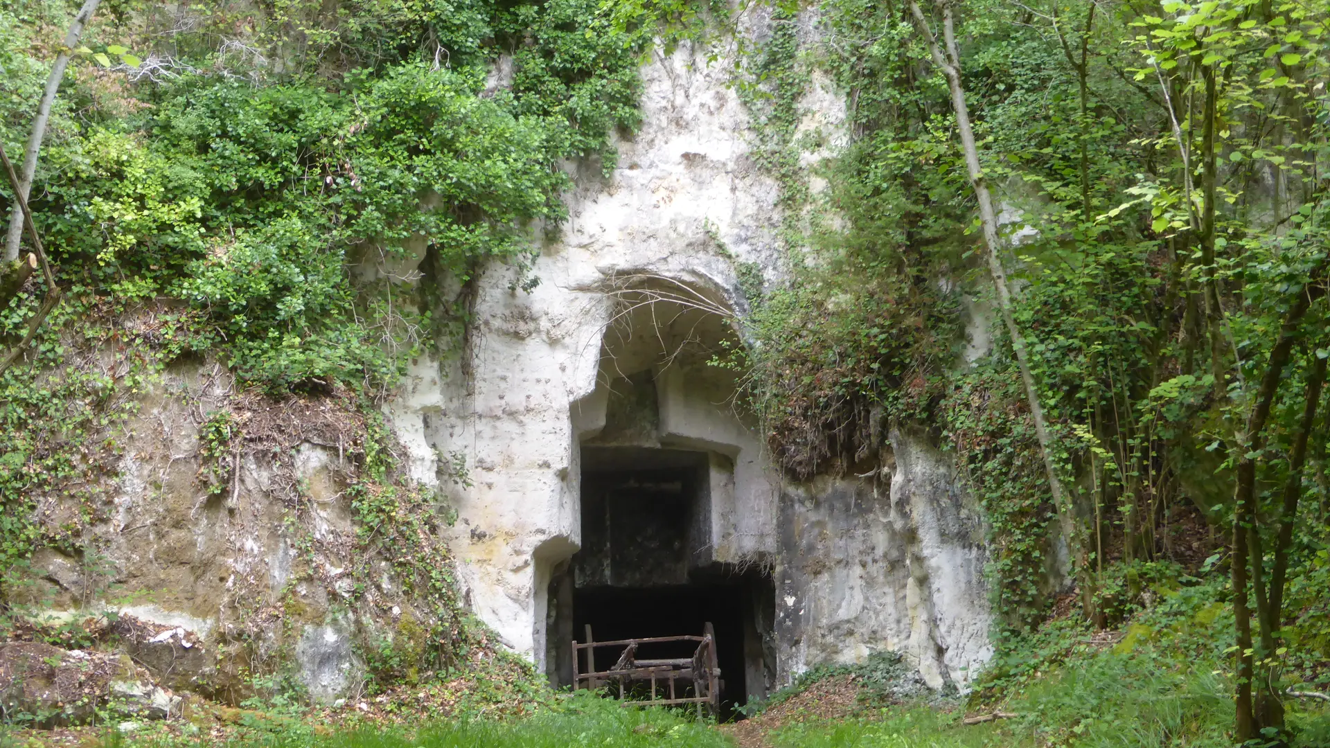 Entrée d'ancienne carrière souterraine