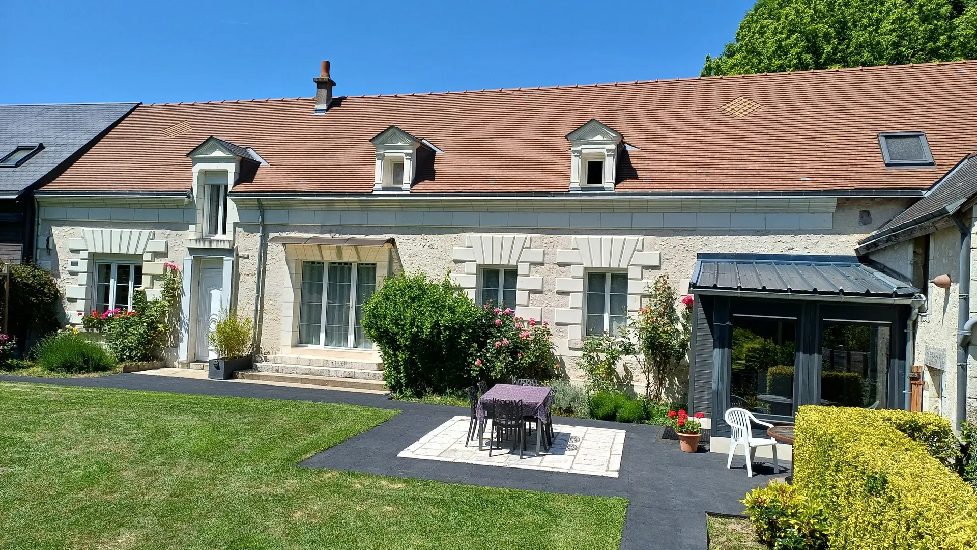 Facade et Terrasse (Totem)
