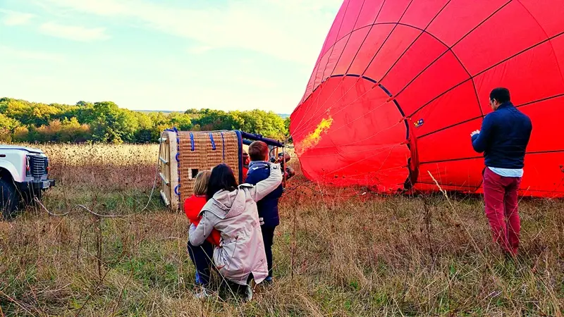 Famille regardant le gonflage du ballon