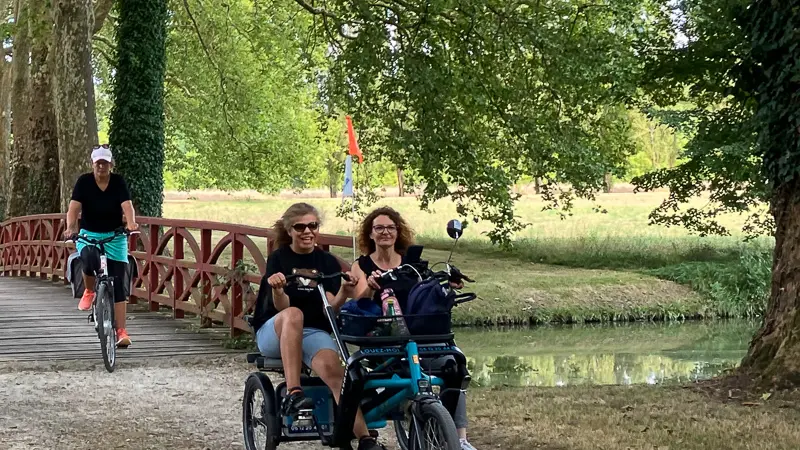 Balade en famille avec adulte en situation de handicap vélo Fun2Go - Richelieu
