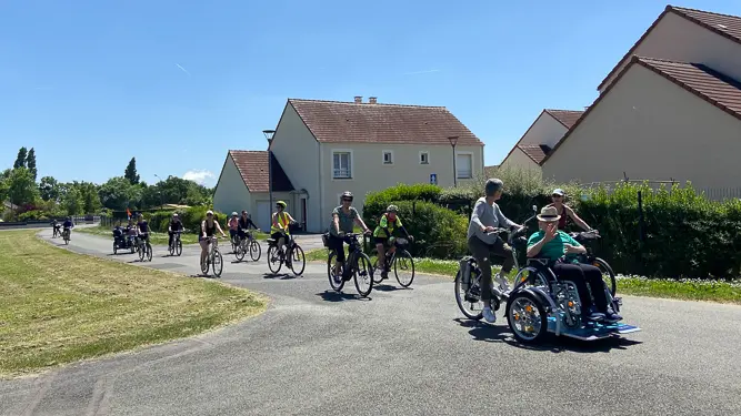 Sortie vélo en groupe avec résidents d’un EHPAD. Vélos adaptés d’aiR’GO CYCLO