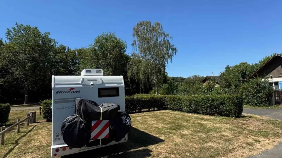 Grands emplacements pour camping-car, caravane ou tente