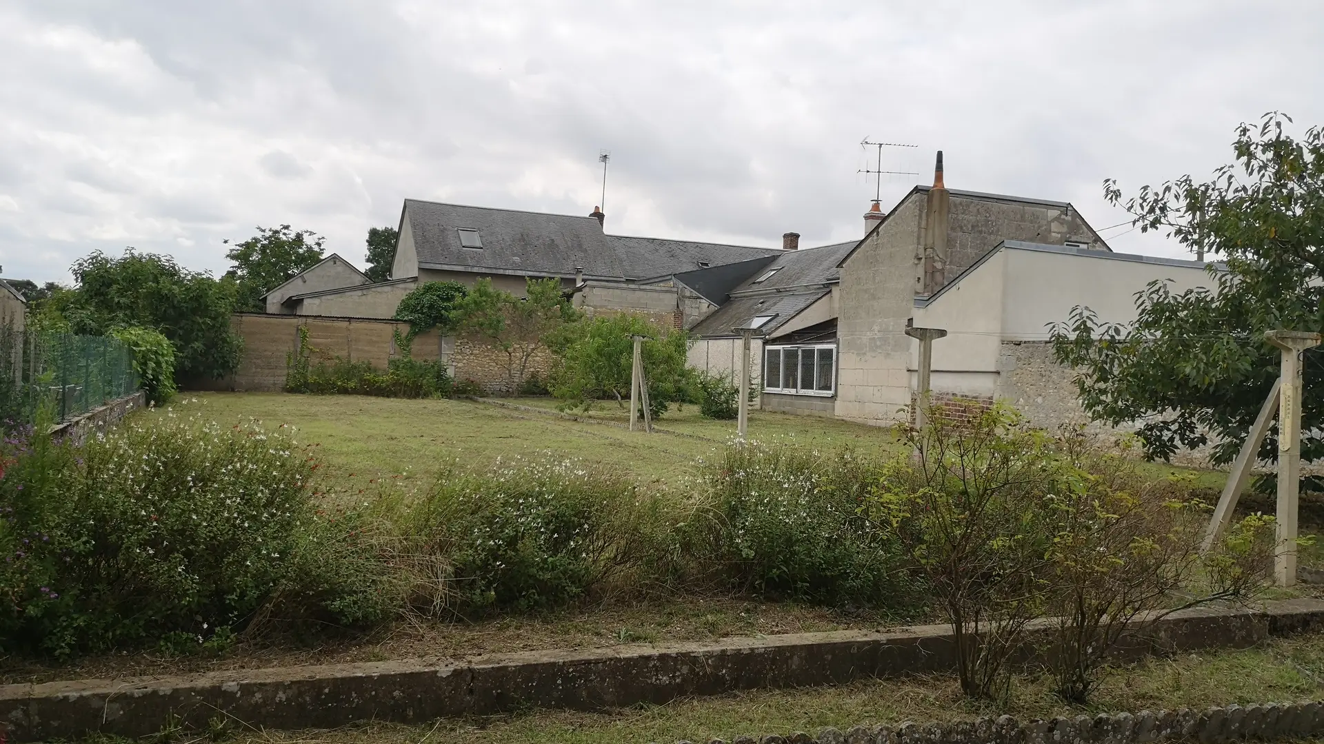 GRAND EXTERIEUR ARRIERE MAISON POUR JOUER, GARER LES VEHICULES, SE DETENDRE
