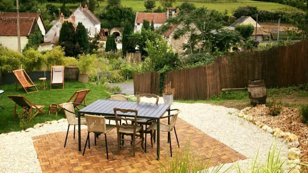 La-Bulle-de-Saint-Jul-Auberge-Tourangelle-terrasse-2