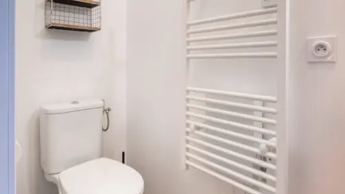 La-Bulle-de-Saint-Jul-Auberge-Tourangelle-chambre-wc-500x750