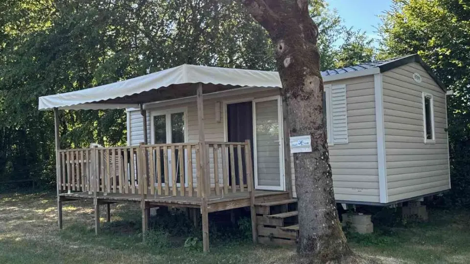 Mobil-home à l'ombre et en bord de La Braye
