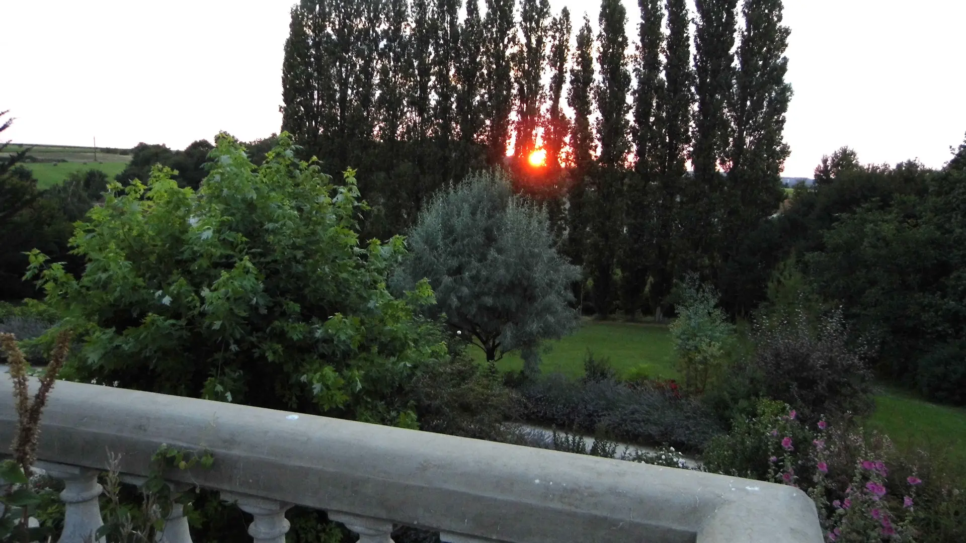 vue de la terrasse du 1 er étage ( chambres rose et jaune )