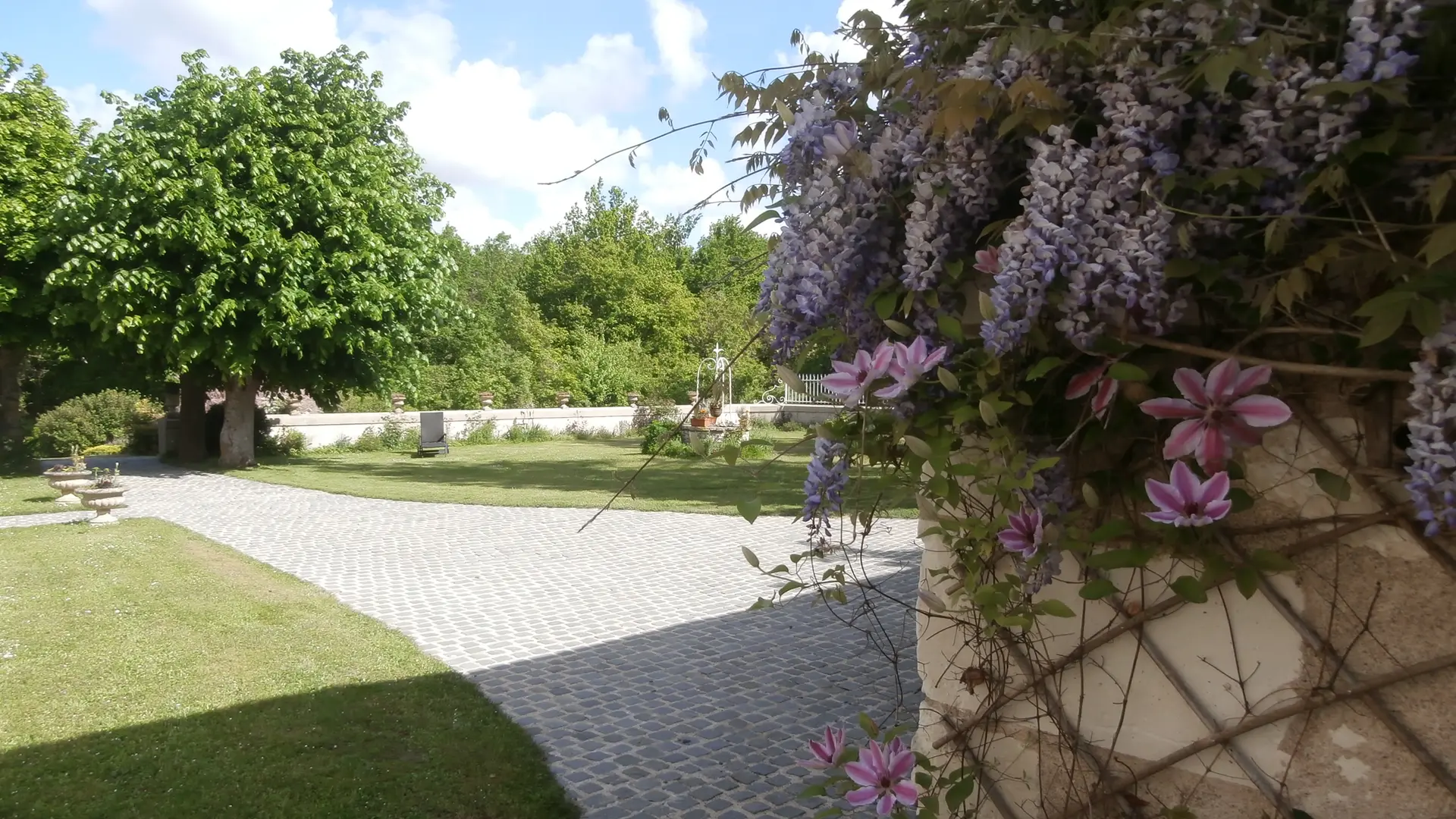 jardin devant les chambres