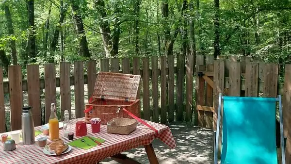 Petit-dej terrasse cabane val-de-loire