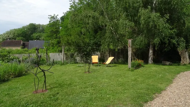 Sculpture-dans-le-jardin-maison-d'hôtes-l'Atelier-du-Coudray-à-Villiers-sur-Loir